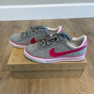 NIKE Women’s Sweet Classic Textile Sneakers in Stealth & Cherry Sport. Size 7.5.